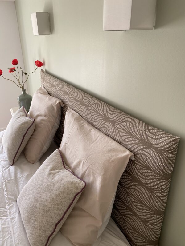 Tête de lit sur-mesure en tissu sur support bois. – Image 2