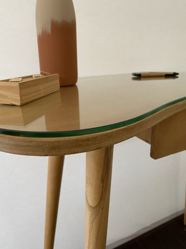 Bureau bois scandinave forme « haricot » restauré – Image 4