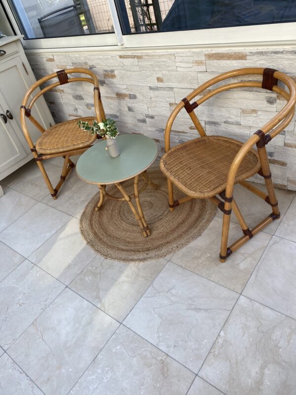 Table basse ronde en rotin relookée – Image 3