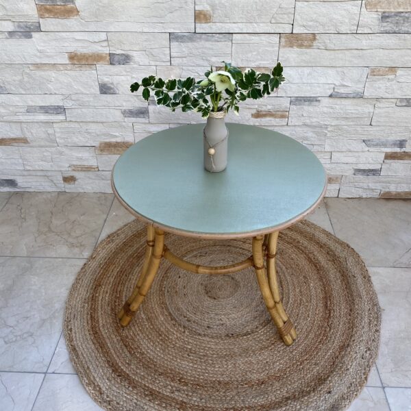 Table basse ronde en rotin relookée – Image 2