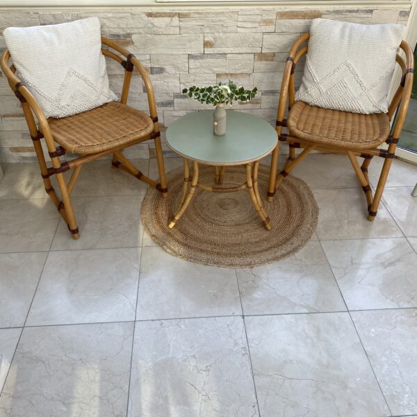 Table basse ronde en rotin relookée – Image 7