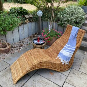 Bain de soleil ou chaise longue en rotin rénové(e)