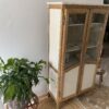 Armoire portes vitrées en bois, relookée – Image 4