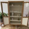 Armoire portes vitrées en bois, relookée – Image 3
