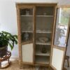 Armoire portes vitrées en bois, relookée – Image 2